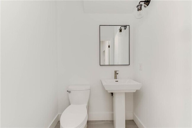 Building Photo - 4800 Vinson Dr