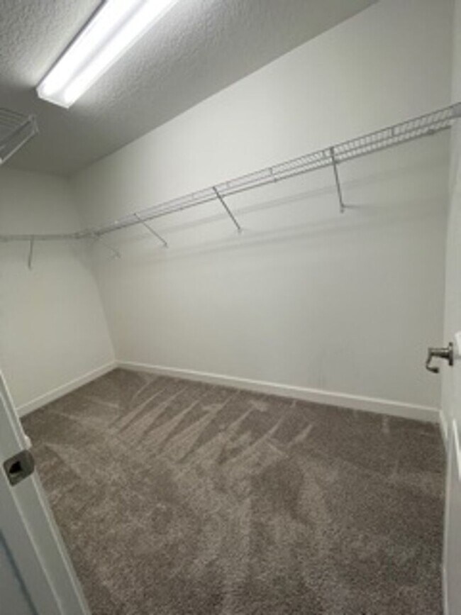 Building Photo - STOREY PARK - 3BR/2.5BA TWO STORY HOME