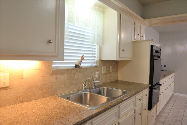 Building Photo - 15927 Tumbling Rapids Dr