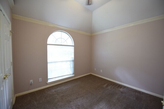 Building Photo - 4 Bedroom home for rent with vaulted ceili...