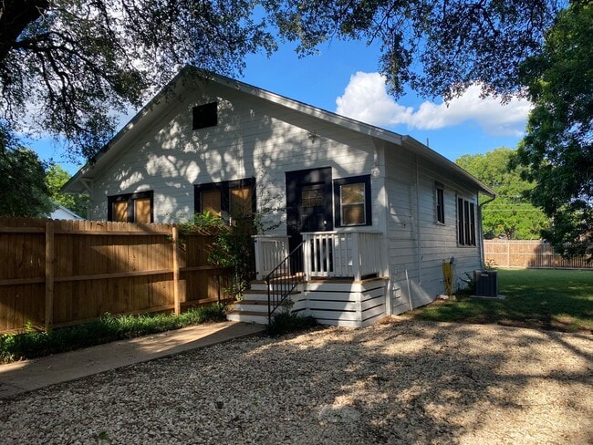 Building Photo - 2 BEDROOM WITHIN WALKING DISTANCE TO UMHB
