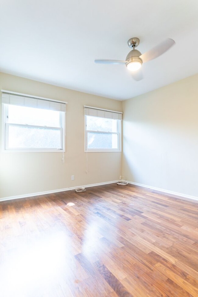 Building Photo - Beautiful 3b2b Home with Private Fenced Ya...