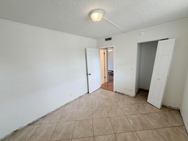 Building Photo - 9230 Lagoon Pl