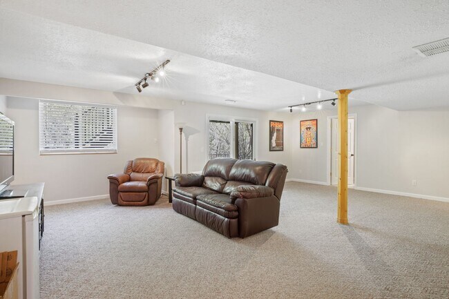 Building Photo - Spacious 4 Bedroom in Millard