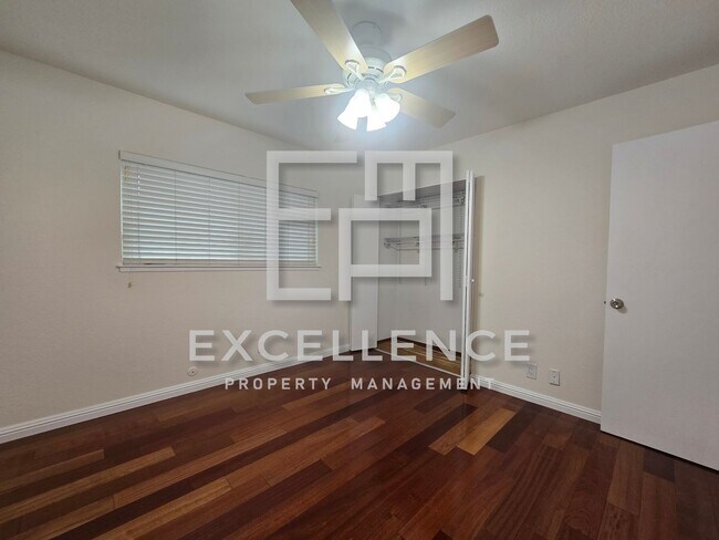 Building Photo - Spacious Fully Renovated 4/2 House with Over 2000SF and LVT Throughout