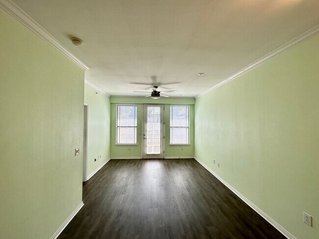 Building Photo - 2/2 Condo Near UT!