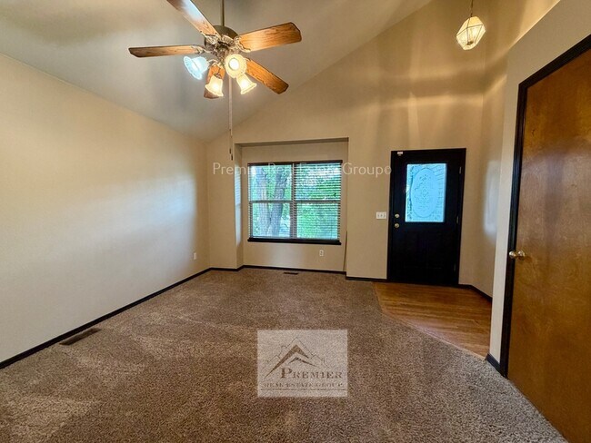 Building Photo - 1428 Coolcrest Dr