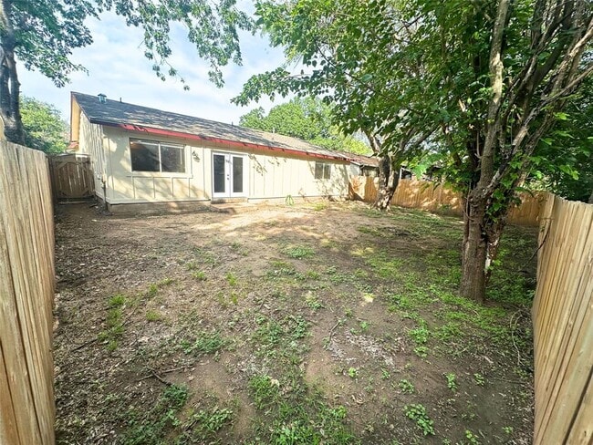 Building Photo - 2525 Dovemeadow Dr