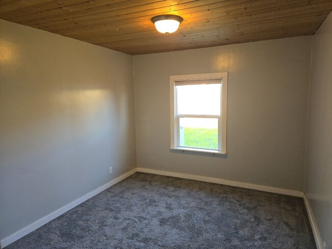 Building Photo - 3-bedroom pet-friendly South-Eureka home f...