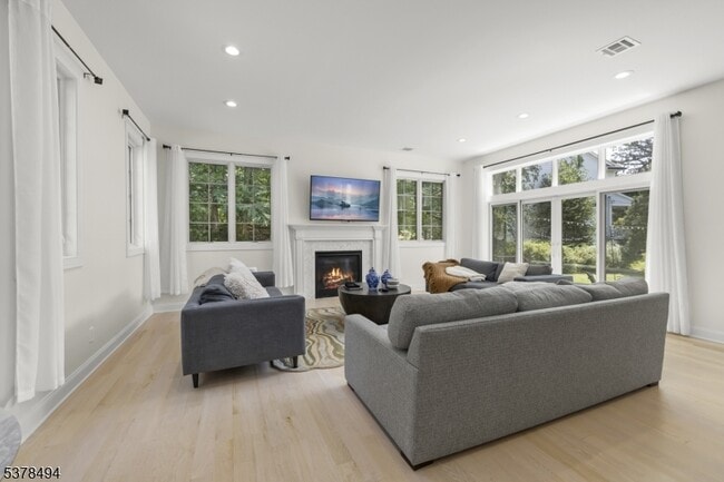 Building Photo - 20 Woodfern Rd