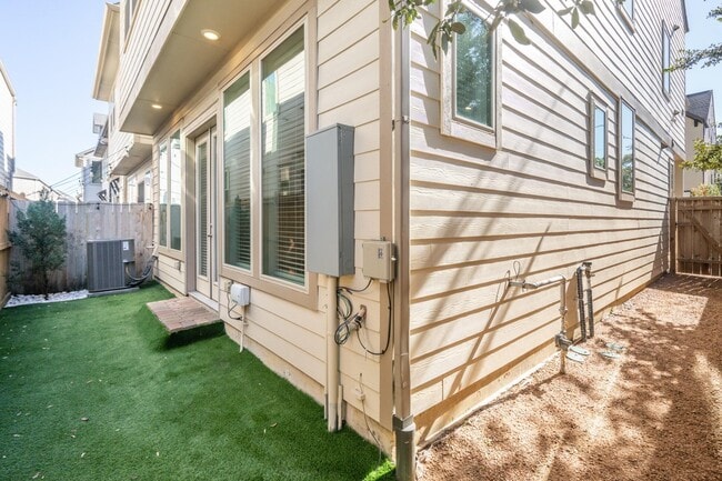 Building Photo - 1130 Shepherd Oaks Dr