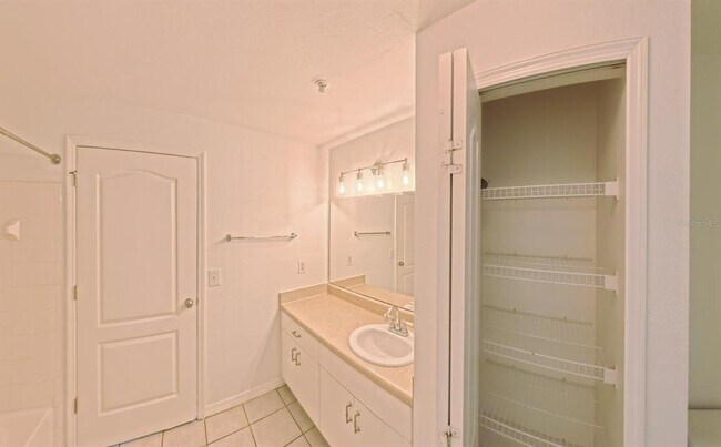 Building Photo - 4170 Central Sarasota Pkwy