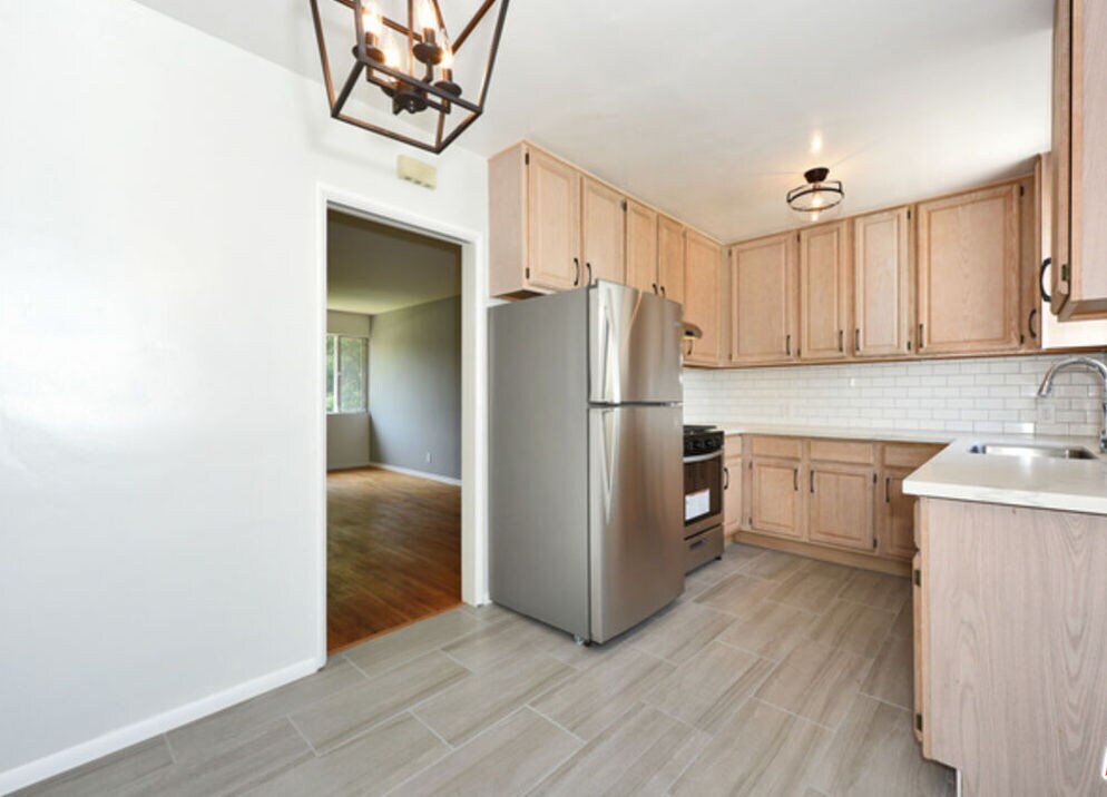 Building Photo - 2427 Centinela Ave