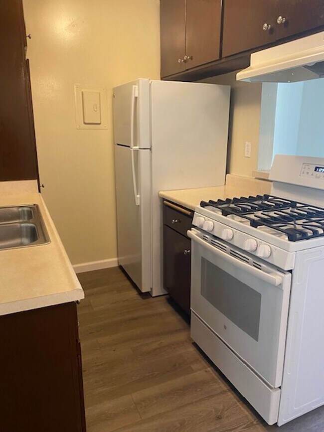 Building Photo - Beautiful One Bedroom