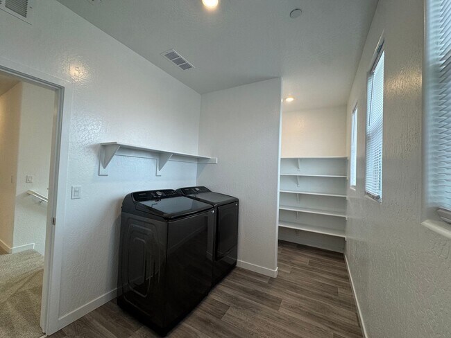 Building Photo - 997 Pioneer Dr W