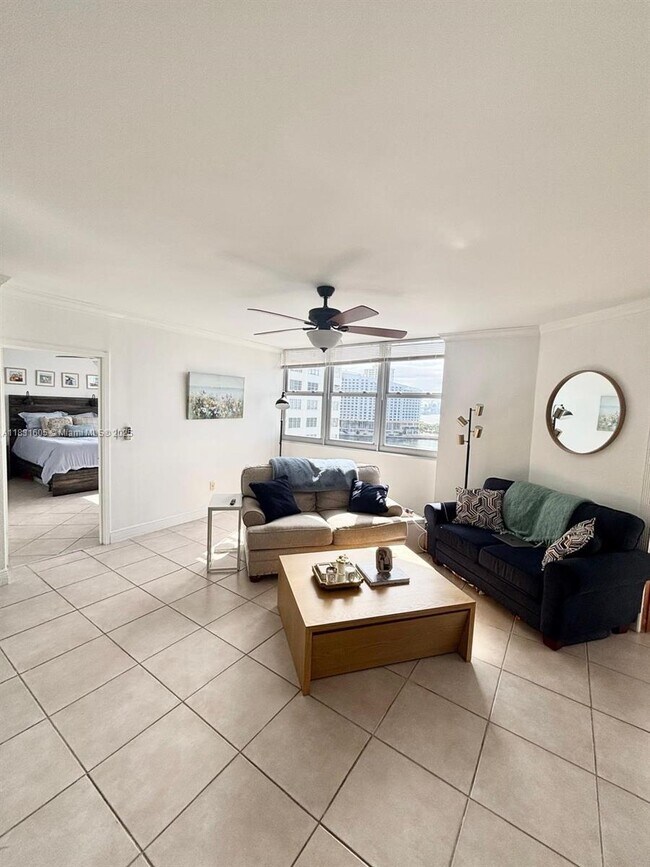 Building Photo - 999 Brickell Bay Dr