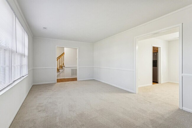 Building Photo - 3BR 2.5 BA Mid-Town Newport News