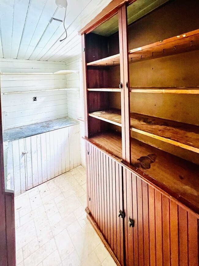 Building Photo - 5 Bedroom, 1.5 Bath Home near UVM (312 Col...