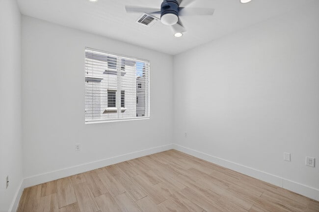 Building Photo - 508 N Birch Rd