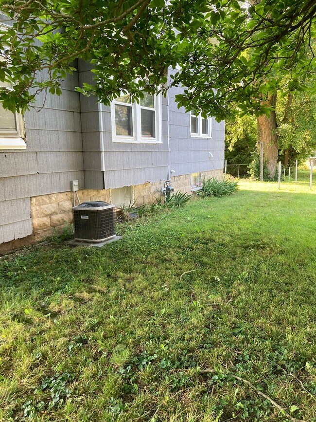 Building Photo - 605 W Beechwood Ave