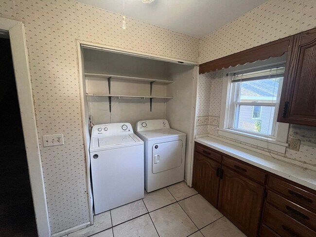 Building Photo - 4 Bedroom 2 Bath on Campus