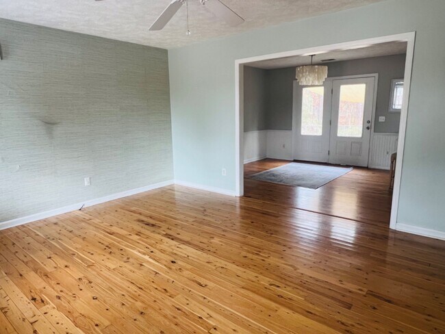 Building Photo - 208 Elmhurst Rd