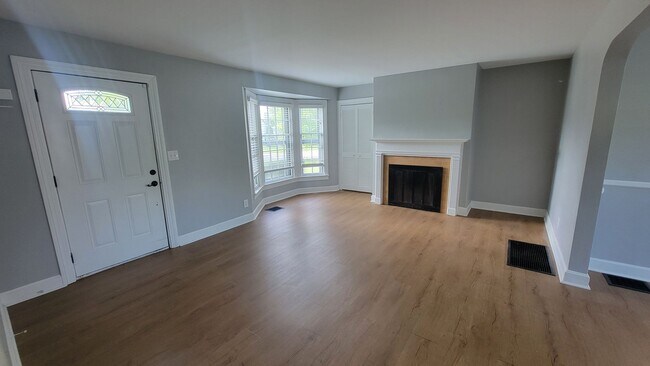 Building Photo - Clean 4 Bedroom With Immense Space In St. Matthews