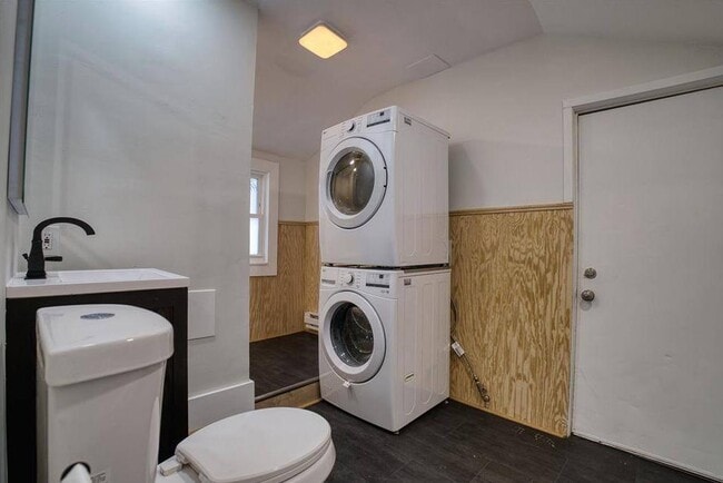 Building Photo - 1702 Lake St