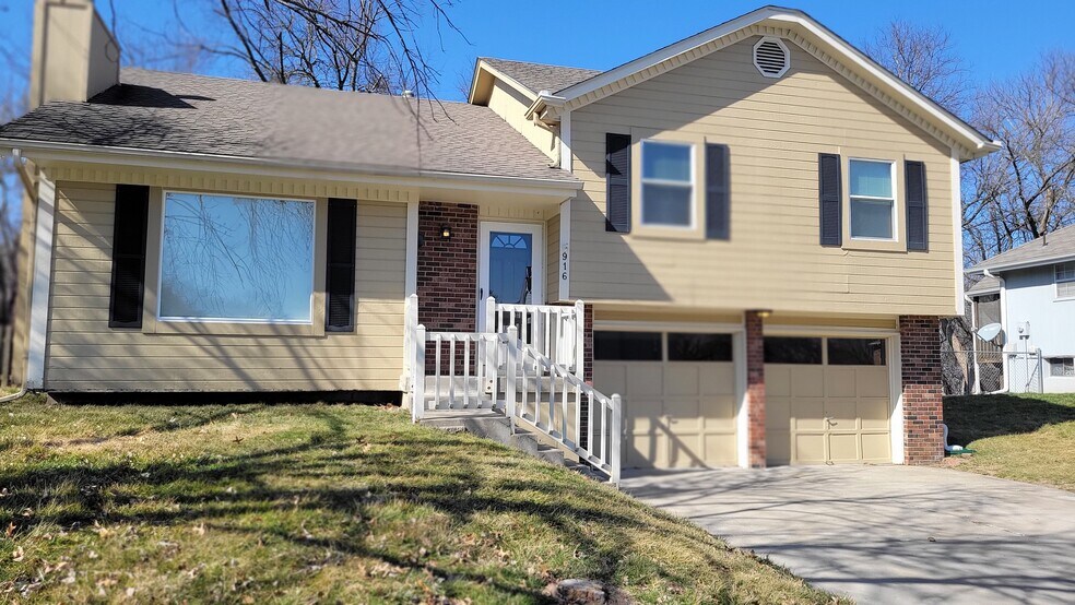 Primary Photo - 916 NE Bristol Dr