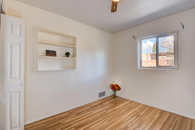 Building Photo - UPTOWN 3 Bedroom  2 bath  with Garage