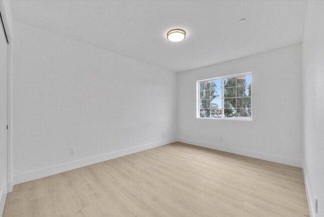 Building Photo - 16385 Valencia Ave
