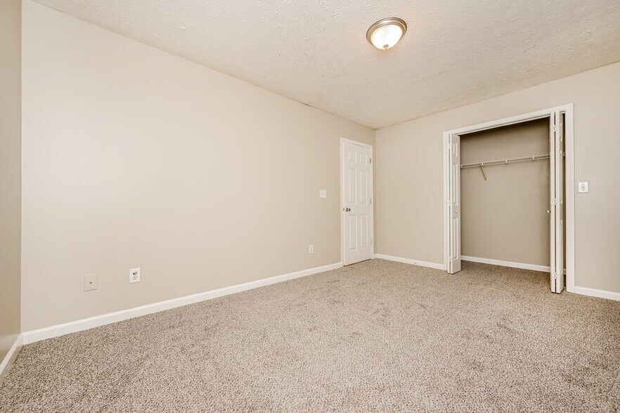 Building Photo - 725 Grove Pointe Cir