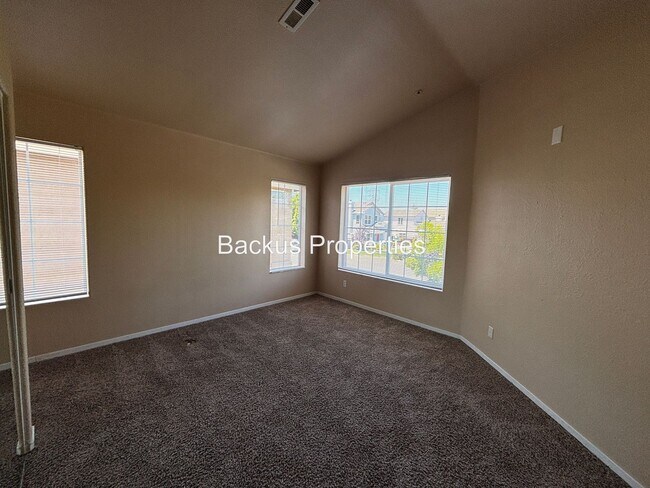 Building Photo - Wonderful two-level home in Creekbridge area