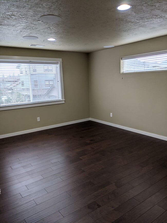 Building Photo - Beautiful 3 Bedroom, 2.5-Bath Home With Op...