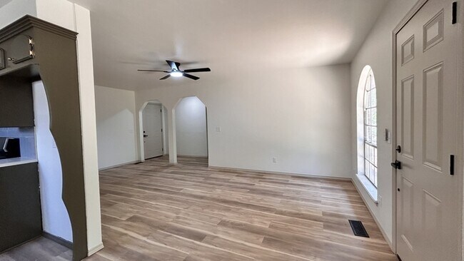 Building Photo - 726 Garden Grove