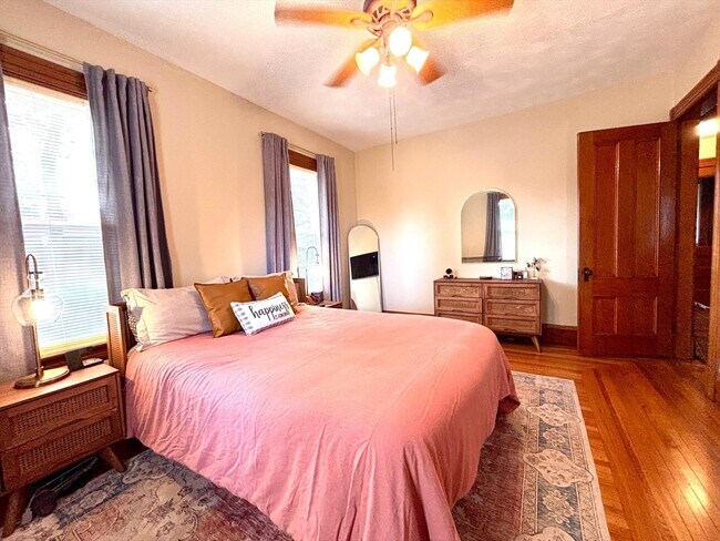 Building Photo - 104 St James Ave