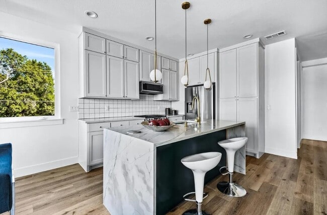 Building Photo - 183 S Prairie Ave