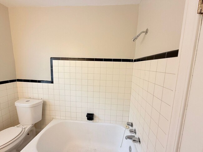 Building Photo - Renovated 3-Bedroom Home – We Welcome Sect...