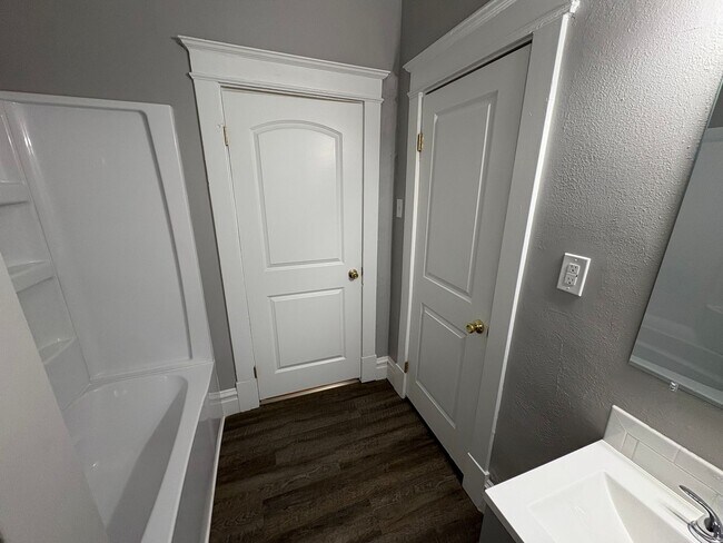 Building Photo - Fresh and Beautiful 3 bedroom South City Home