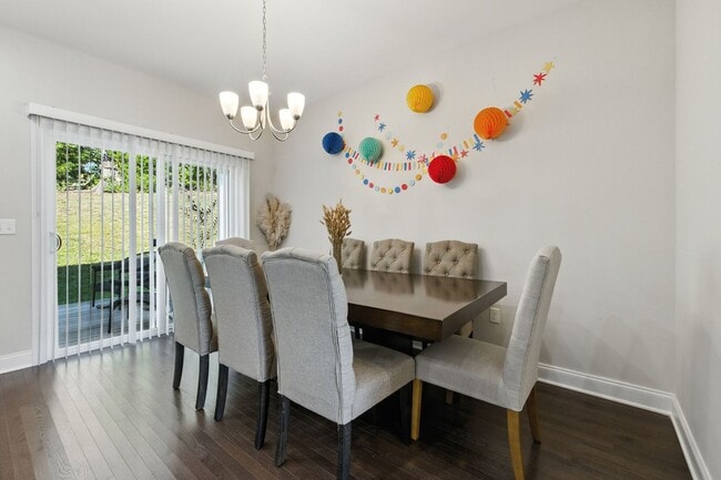 Building Photo - Immaculate Townhouse with Finished Basement