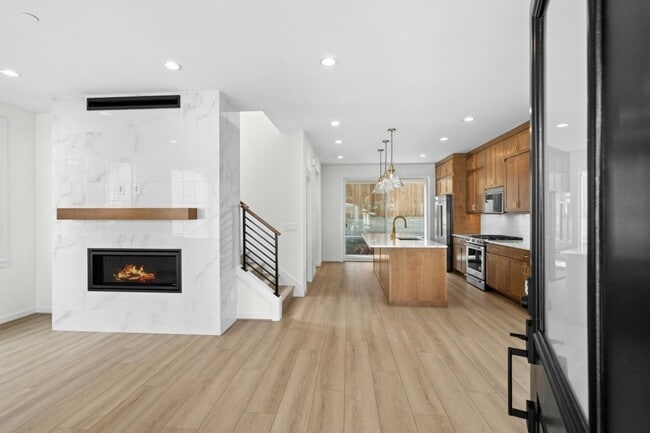 Building Photo - 3bd/2.75ba Redmond Home