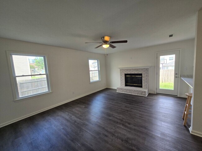 Building Photo - Beautifully renovated 4 bedroom home in Vi...