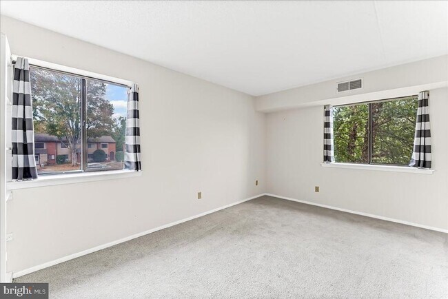 Building Photo - 510 Valley Dr