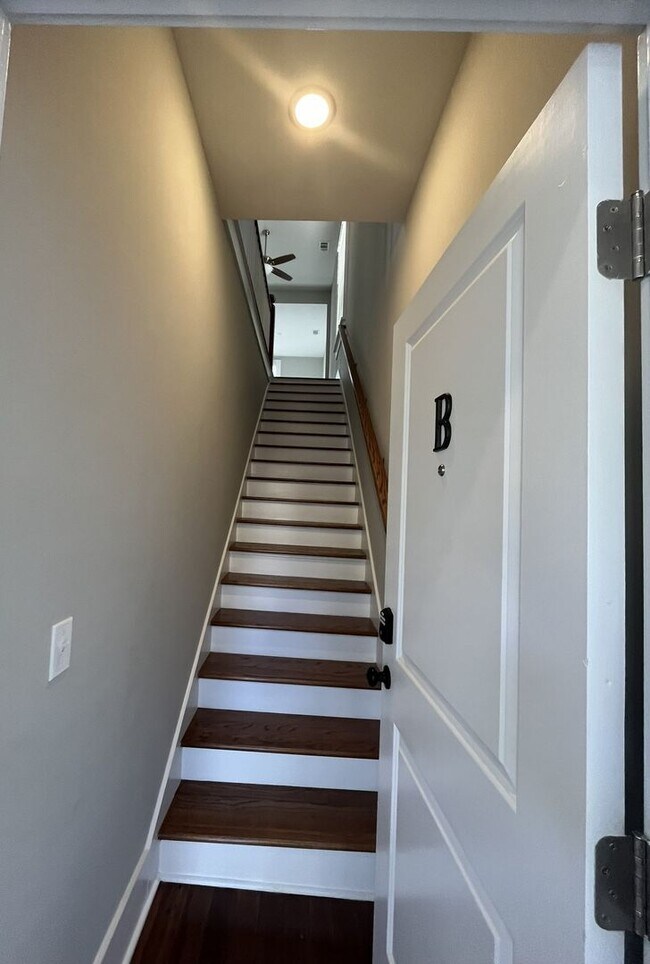 Building Photo - 213 W 39th St