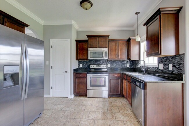 Building Photo - --AVAILABLE NOW! MOVE-IN READY!!!