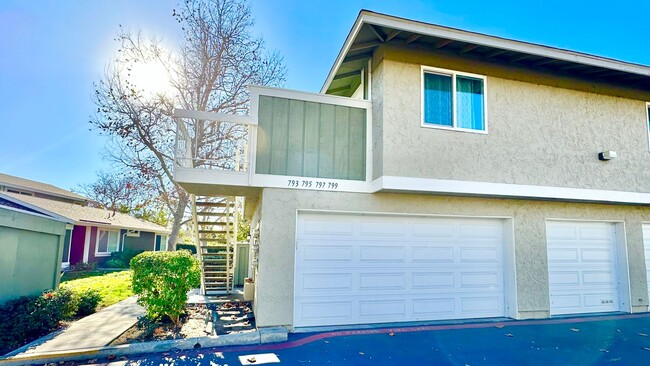 Building Photo - Beautifully Updated & Remodeled Upstairs C...