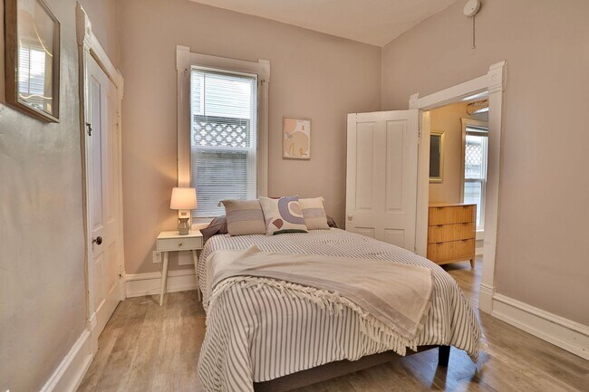 Building Photo - Lyndale Livings