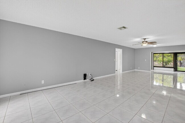 Building Photo - "Spacious 2-Bed, 2-Bath Boynton Beach Gem with Modern Granite Elegance – 1400 Sq Ft!"