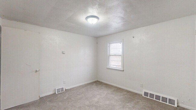 Building Photo - 3863 E 154th St