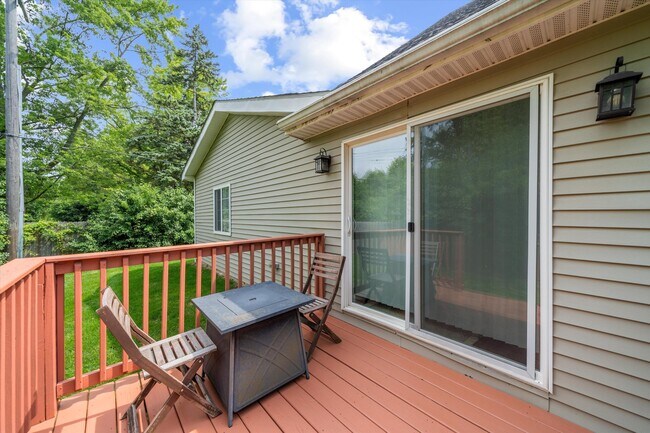 Building Photo - 1 Maple Vlg Ct